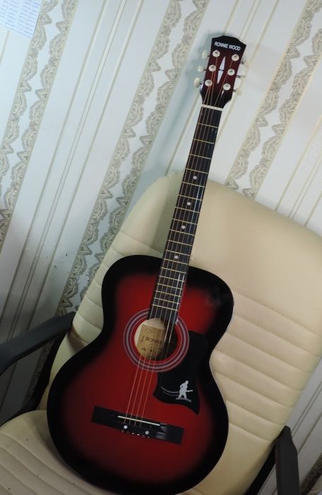Продам акустическую гитару!