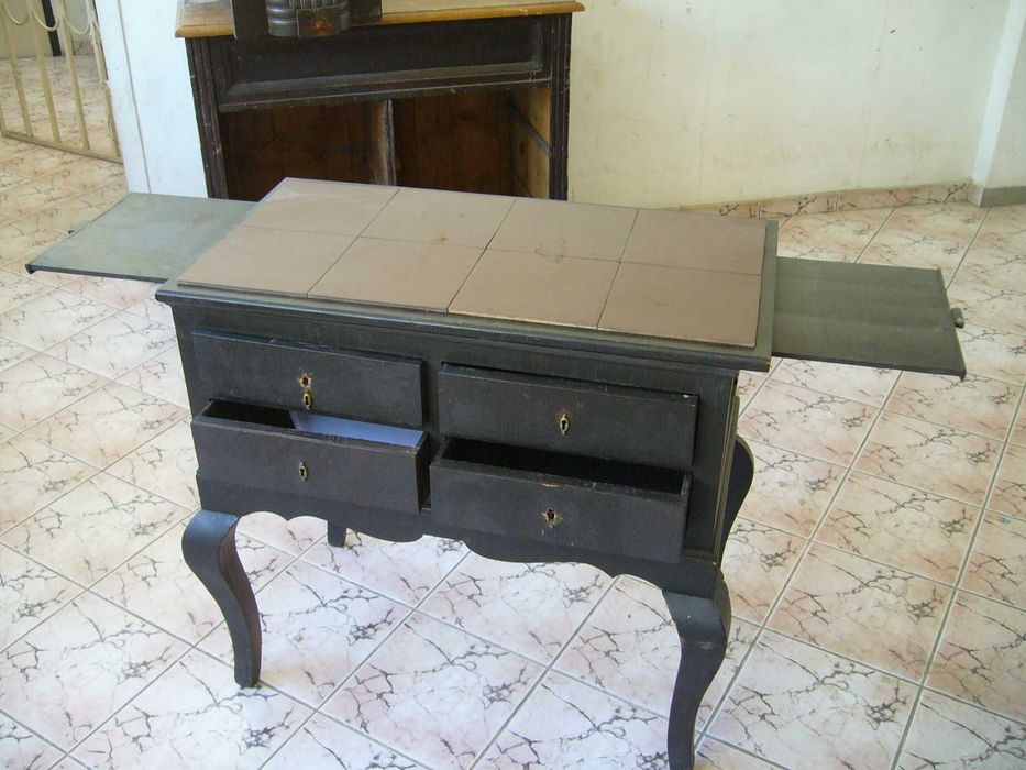 Старинно Помощно Шкафче за Сервиране