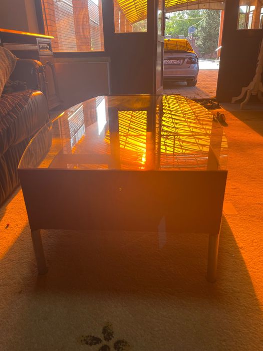 Стеклянный столик