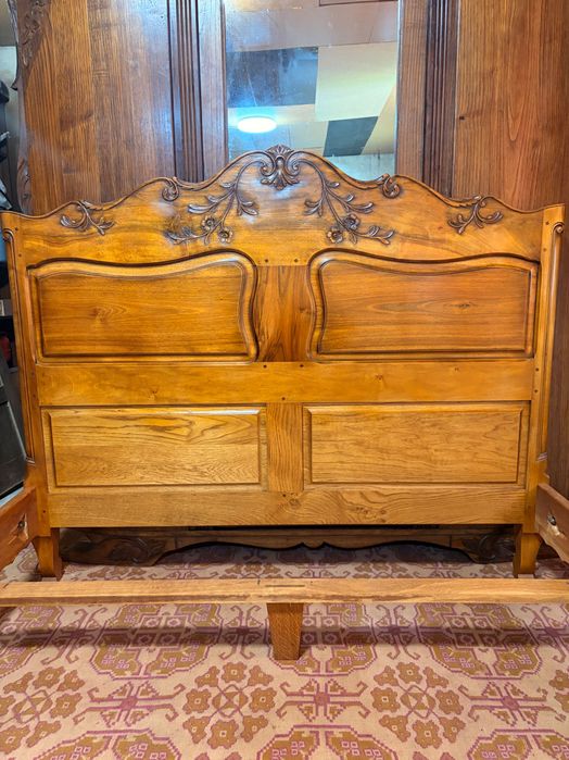 Масивно орехово легло, спалня.