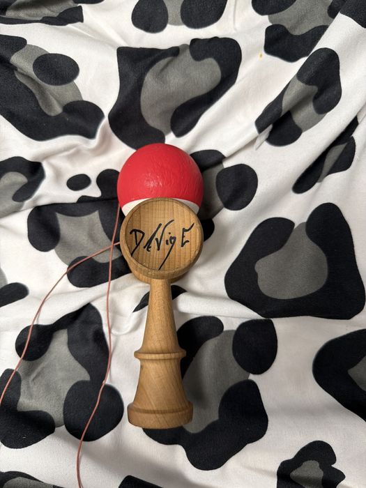 Kendama krom pop rosie, semnata de Davide, Nonoka, Yasu si Naru