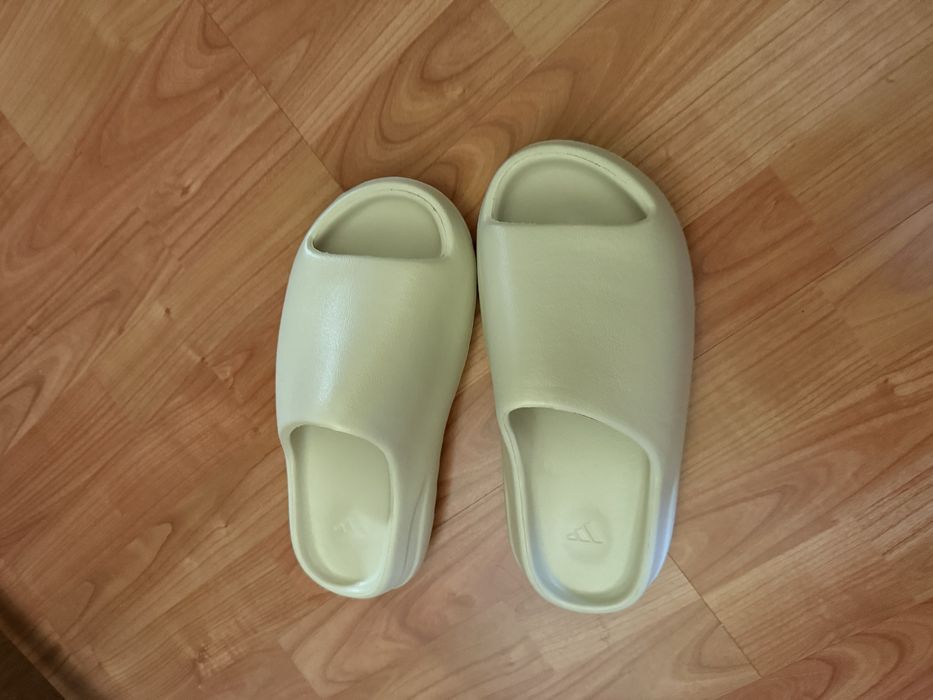 Papuci Yeezy Slides