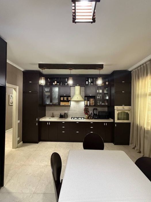 Срочно продается дом 8 комнат, ориентир: Рисовый, 7,5 соток 316м²