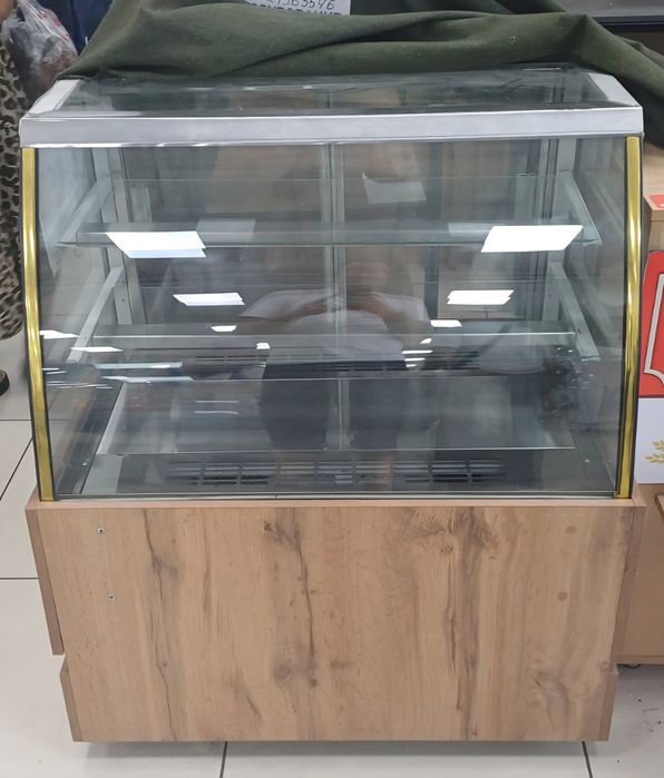 Продам кондитерскую витрину холодильник