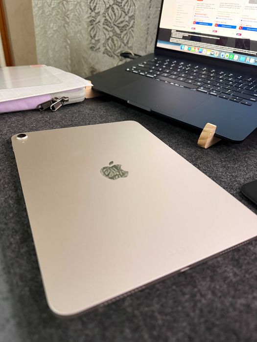 Ipad Air 11" inch 128 GB + Logitech Combo touch + Протектори за екран + Калъф