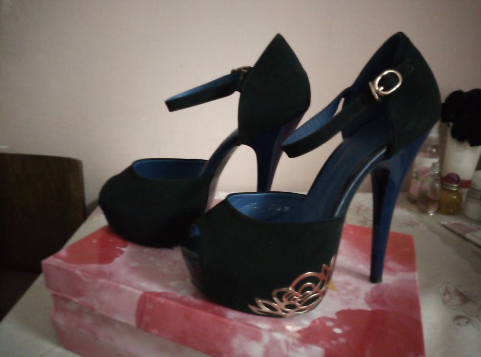 Продам босоножки