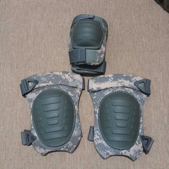 Set genunchiere/cotiere McGuire-Nicholas originale US Army