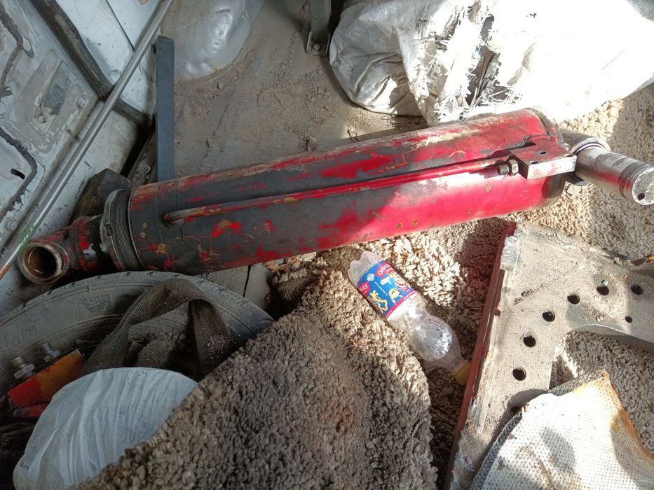 Цилиндр подъёма стрелы.