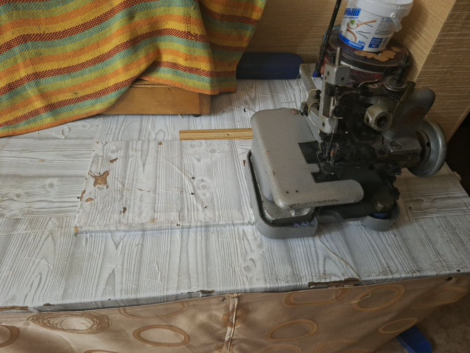 Профессиональный оверлок со столом