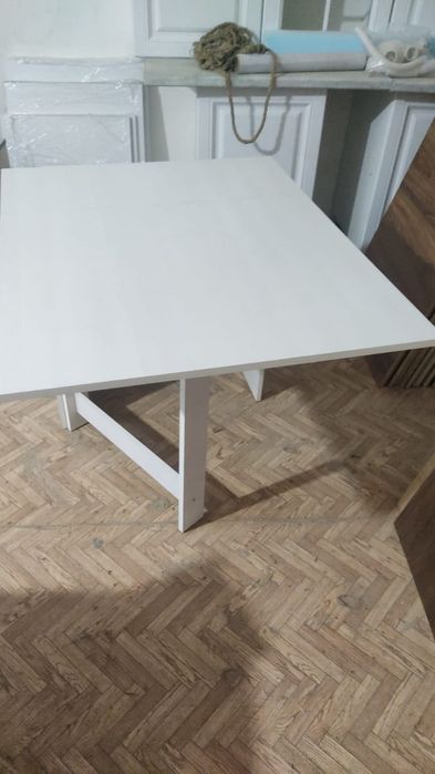 Распродажа новых стол книжек