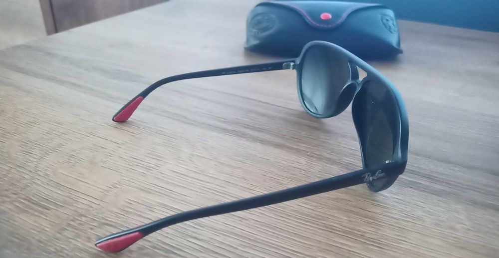 Vand ochelari de soare Ferrari