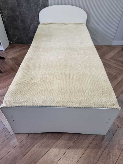 Продам кровать с матрасом 90х200