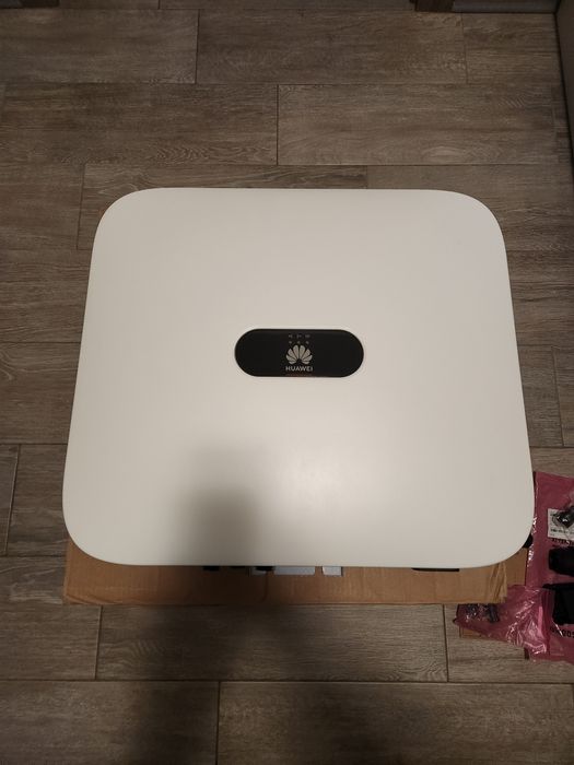 Invertor Huawei hibrid 10kW trifazat si backup box huawei trifazat