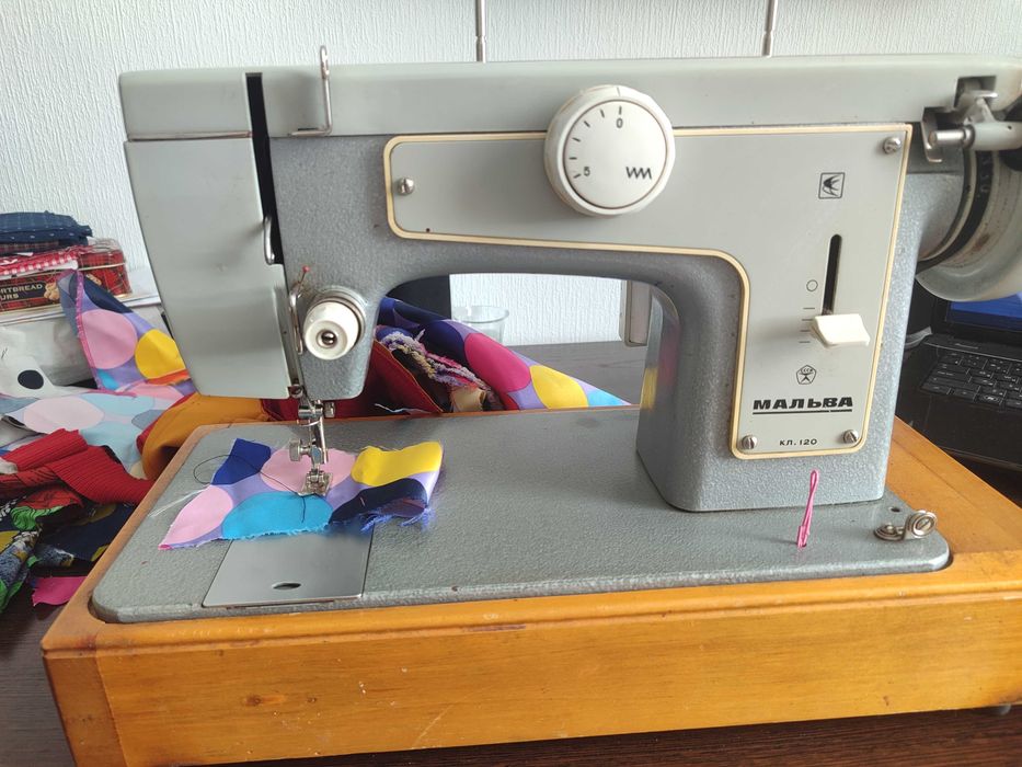 Продам Швейную машинкау