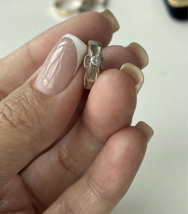 Золотой набор серьги и кольцо бриллиант