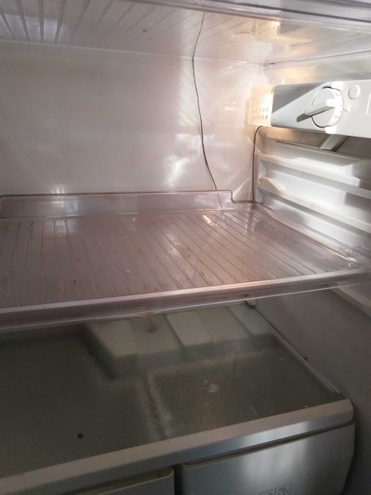 Малък хладилник за вграждане Ariston 160 литра