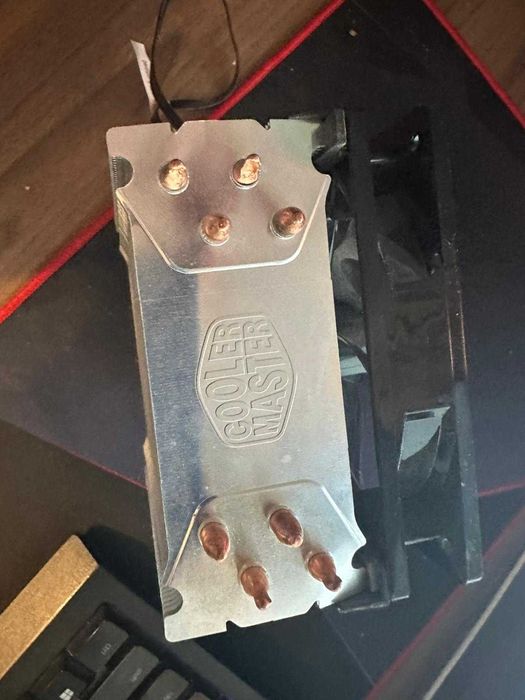 Cooler de la Cooler Master (vine si cu suportul pe care sta)