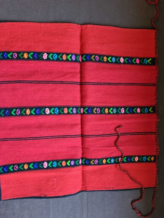 Престилка с народни мотиви