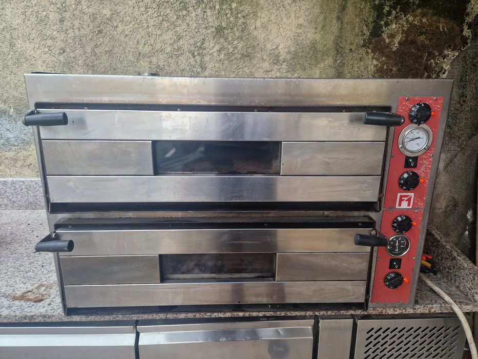 Cuptor pizza 44 tavi, stare foarte buna, samota bună, coace bine, 380v
