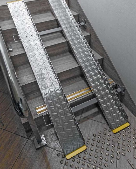 Пандус, поворотное зеркало для инвалидов