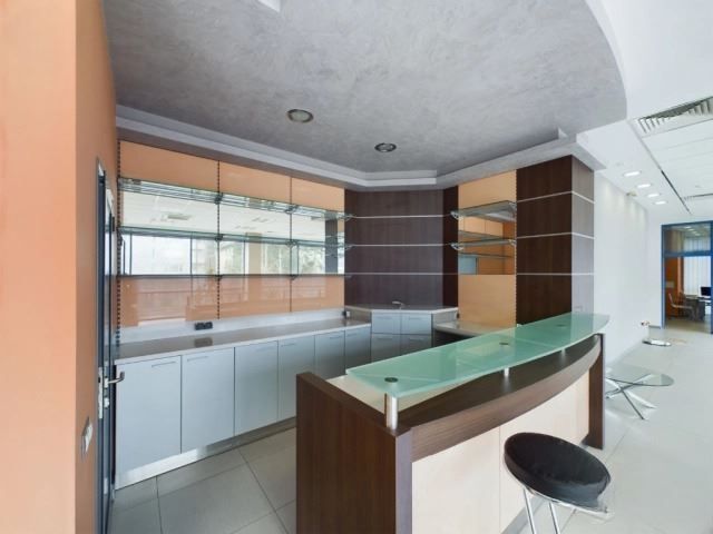 324 кв.м офис/шоурум на Цар Борис III – 3 паркоместа, високи тавани,