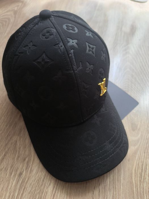 Дамски шапки различни модели