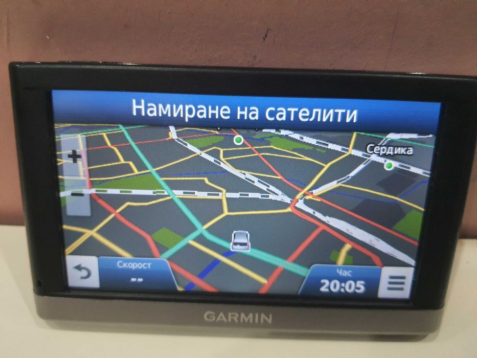 Продавам оригинален GPS GARMIN с много функции и български език