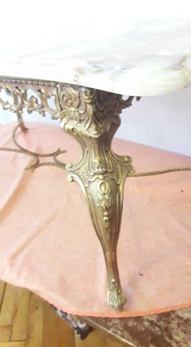 Masa din bronz cu blat de onix