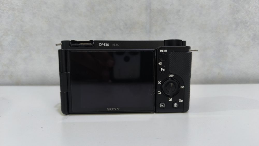 Продается Sony ZV-E10 Kit 16-50mm в идеальном состоянии + сумка