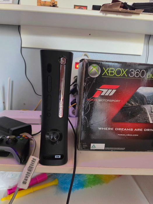 Vând Xbox 360 plus maneta plus 30 de jocuri instalate in stare foarte buna.