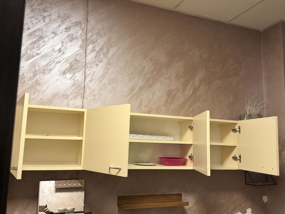 Шкафове за окачане на стена !