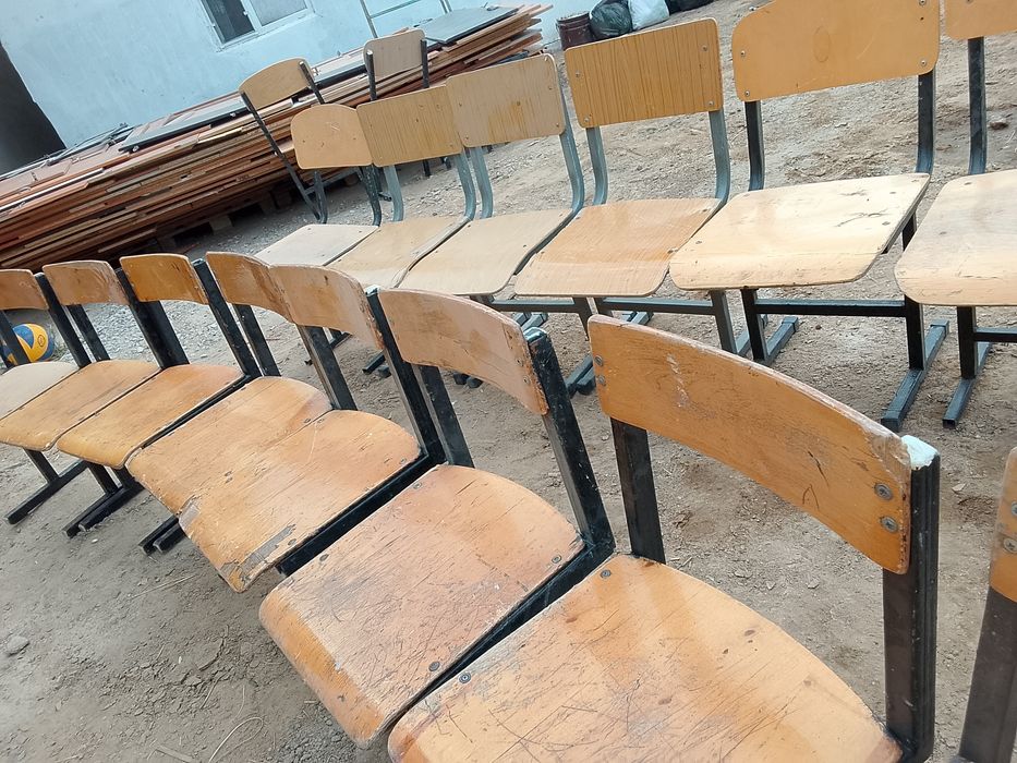 Компьютерный стол и школьный стулья