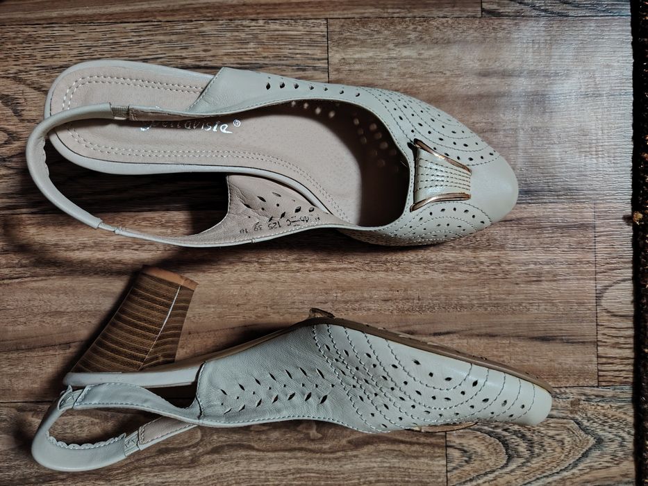 Женские босоножки