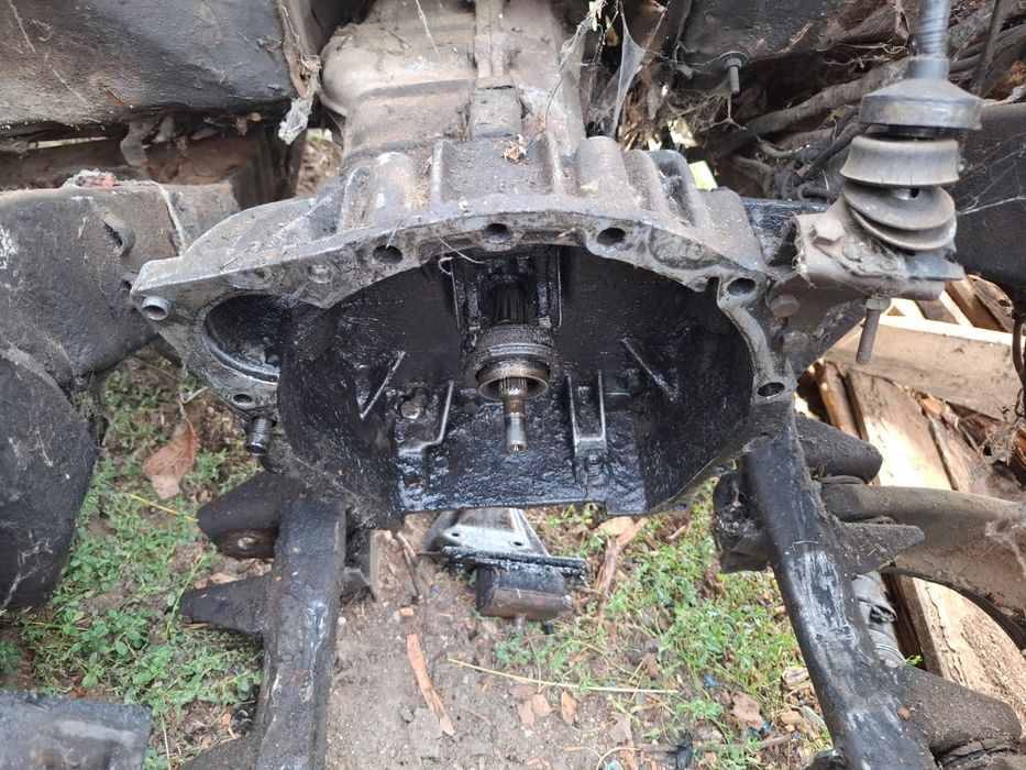 Piese ARO 10  , motor, cutie arcuri , grupuri, planetare, radiator.