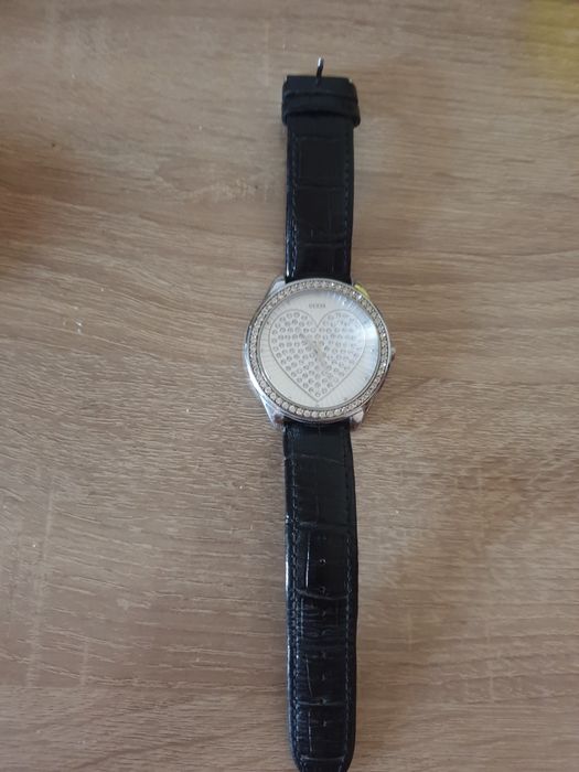 Ceas guess aproape nou cu pietricele