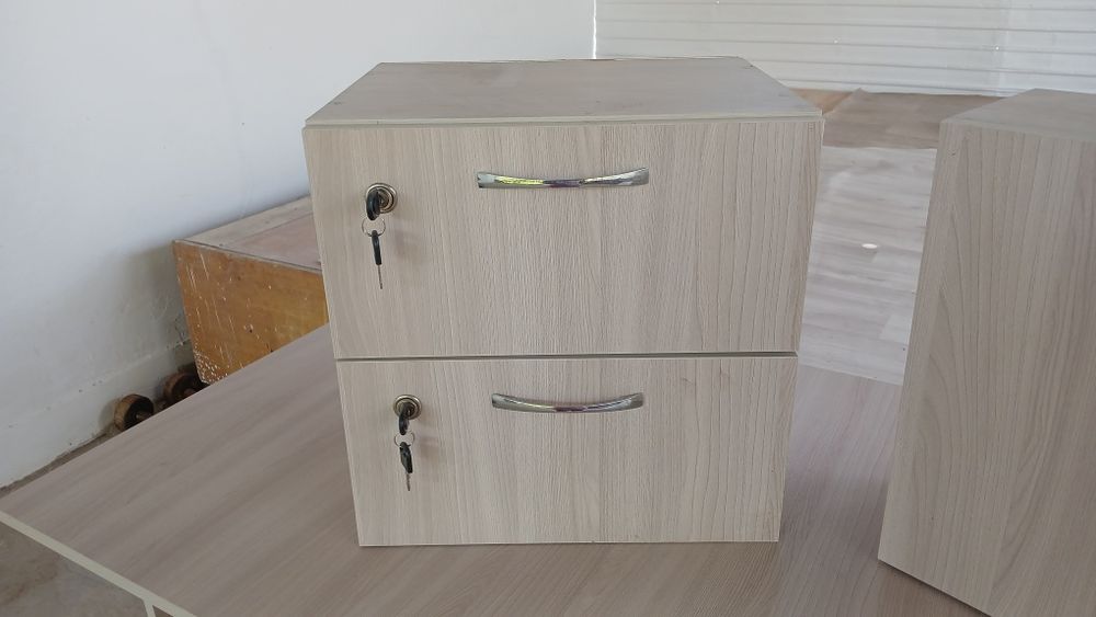 Стол с тумбой на стенный