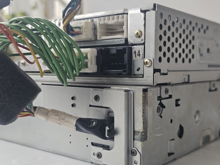 Vand radiocaetofon si magazie CDuri originale Nissan