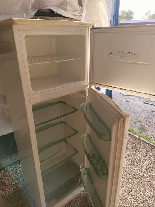 Продам   рабочий  холодильник  .