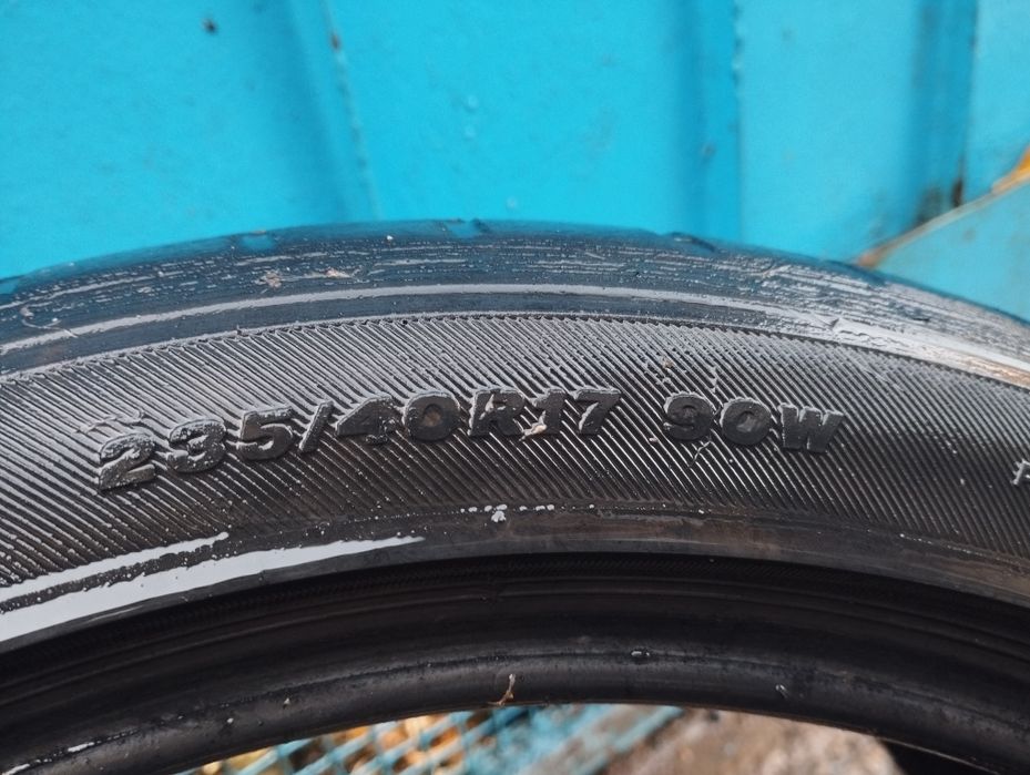 Продам шины 235/40/17