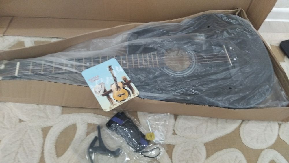 Гитара новыи 5 струны продаю с переездом