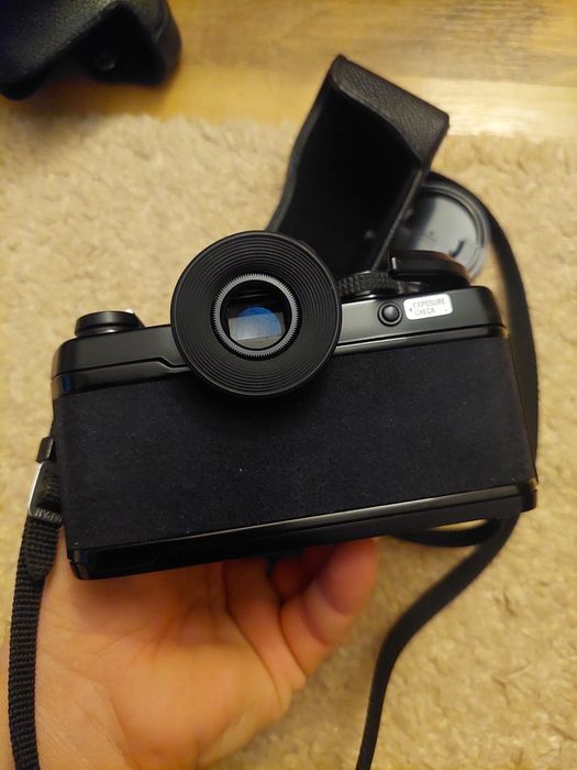 Aparat foto yashica fx3 cu film ,are obiectiv de 50mm dsb 1.9