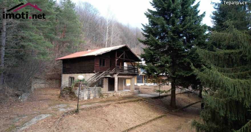 Почивна база с прилежащ терен, 10000 м2;  София област, гр. Ботевград