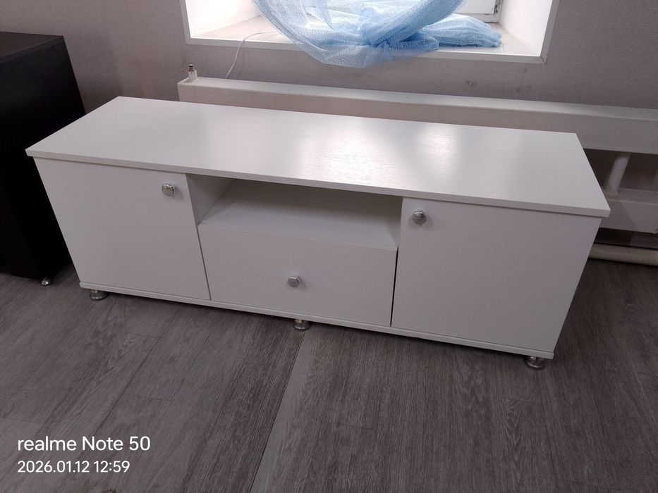 Комоды, стенки, столы с табуретками, кровати