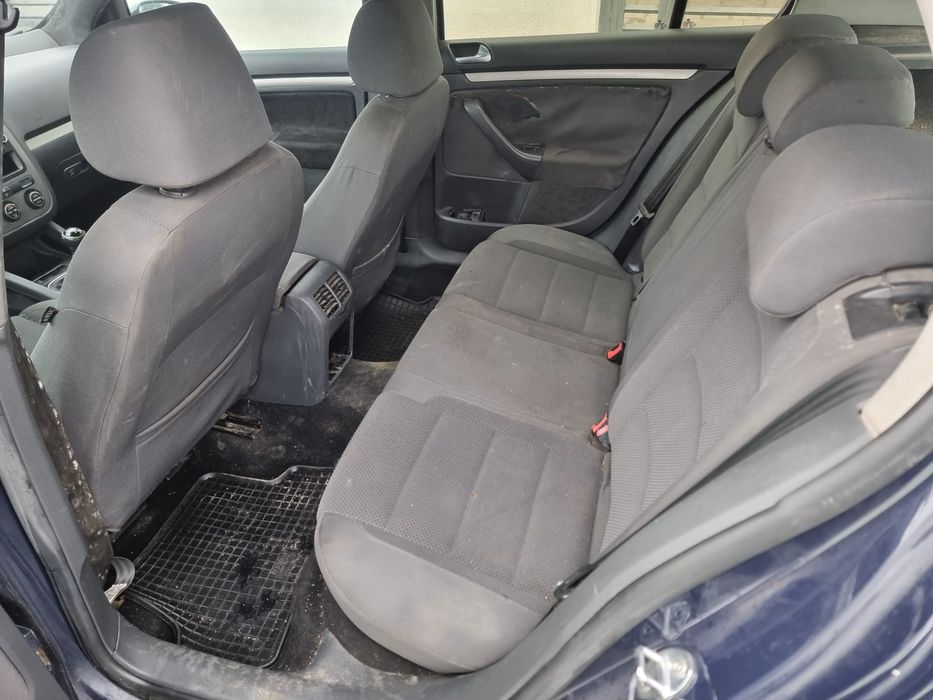 Vând Volkswagen Golf  5 1.9