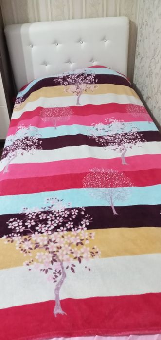 Мебель. Кровать с матрасом и комод.