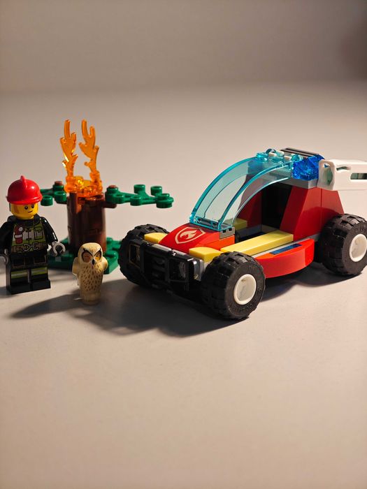 3 seturi LEGO CITY , in stare excelenta, cu instructiuni si cutia originala