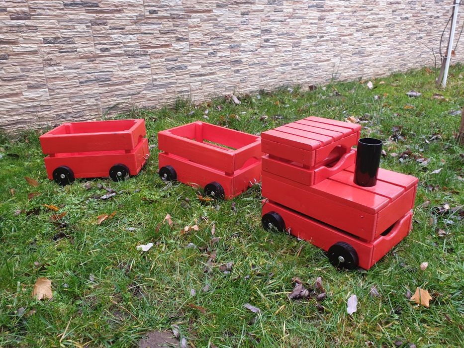 Дървено декоративно влакче (влак от декоративни щайги)