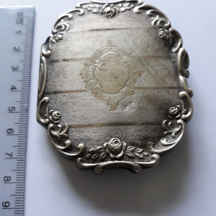 Pudrieră argintată