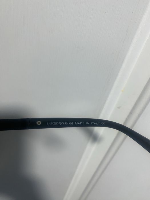 Продаються очки Armani