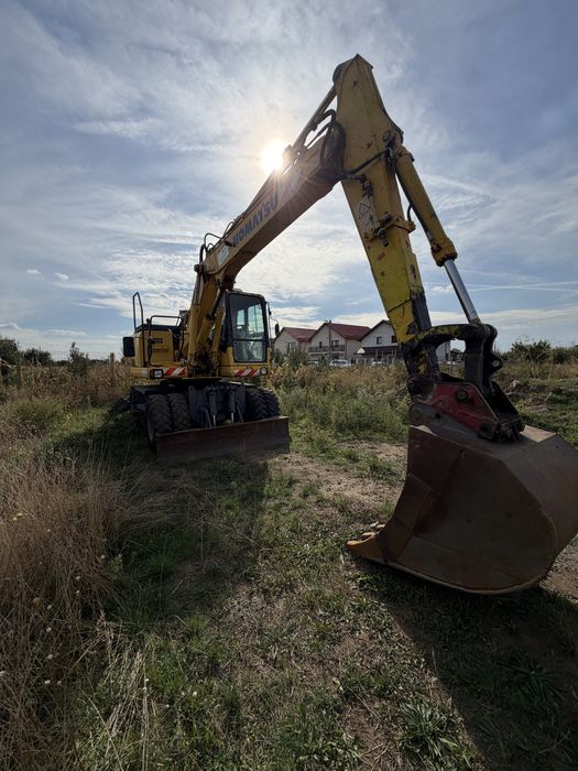 Excavator Komatsu PW 160 pe roti 16 Tone cale si lama + 3 cupe si AC